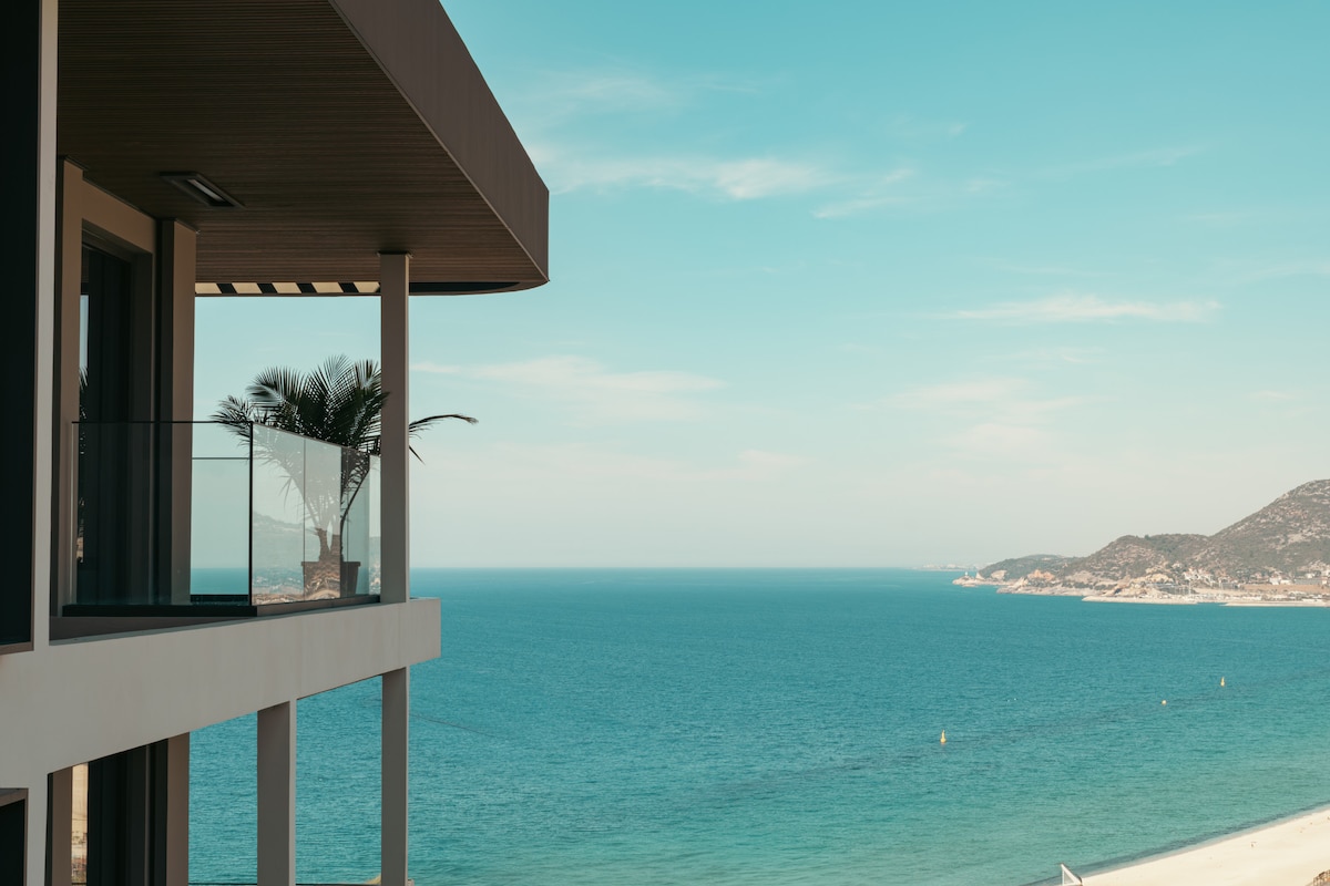 Luxury apartment overlooking the endless blue of the Mediterranean